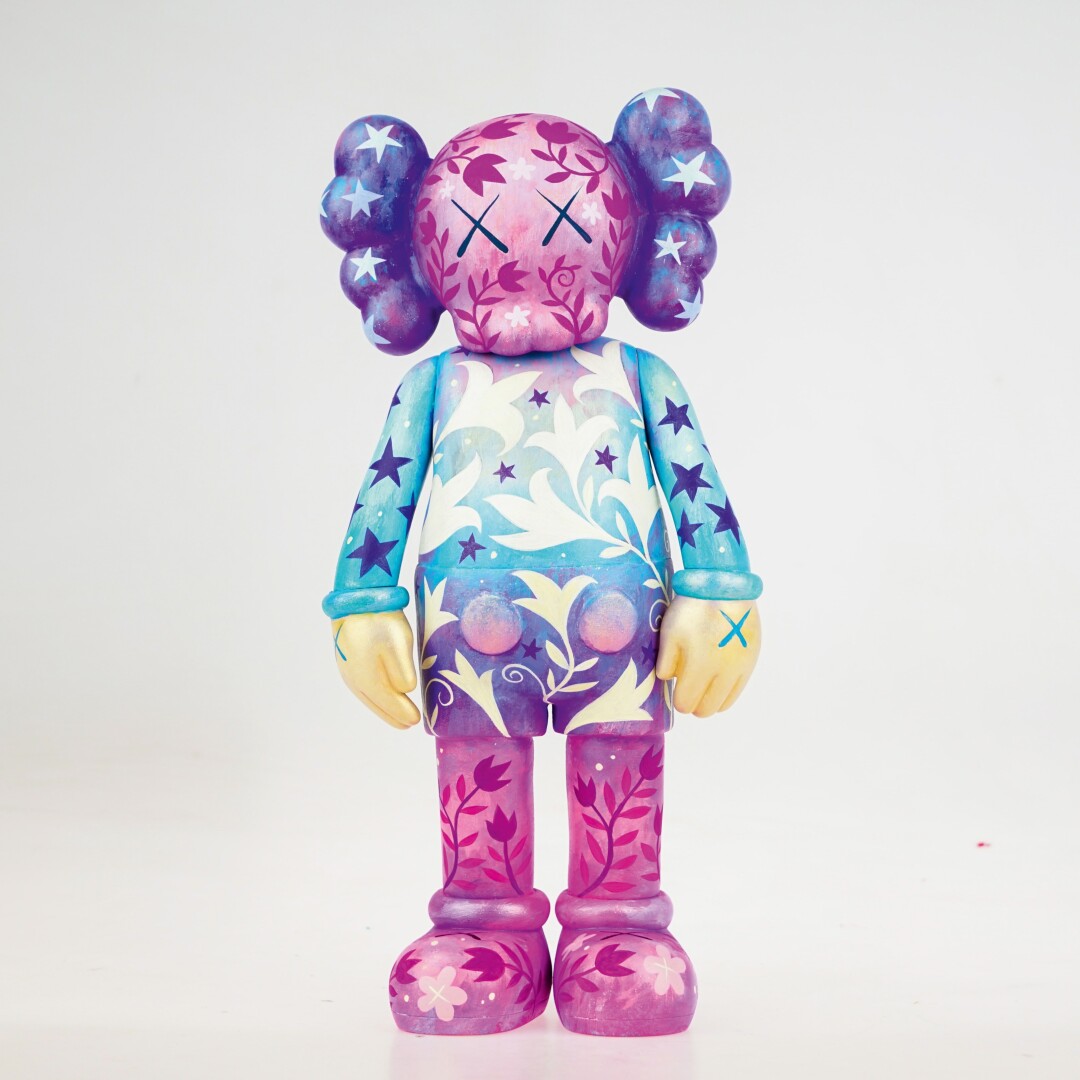 Персонаж Companion художника Брайана Доннелли, более известного как KAWS, с момента своего создания в 1990-х примерил сотни дизайнов-кастомизаций