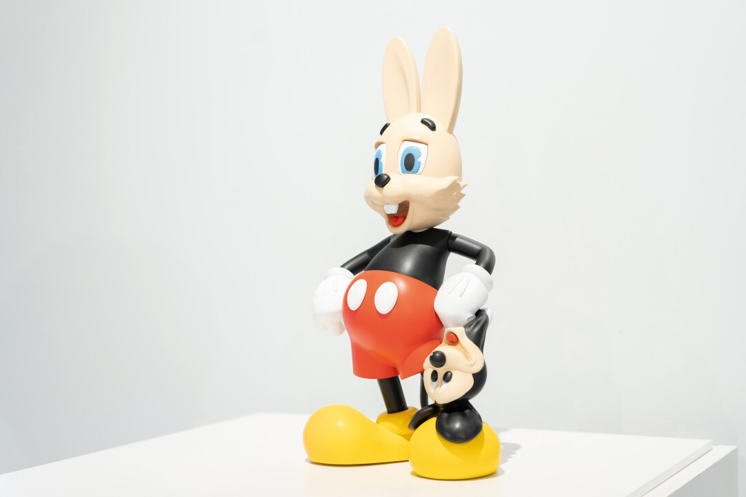 Самый нашумевший проект стрит-артиста Evgeny Ches — «Снимаем маски», где он сталкивает героев российских и американских мультфильмов.