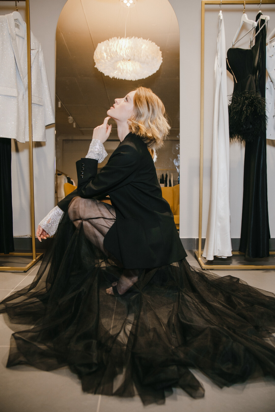 На Ане жакет со стразовыми манжетами и юбка-сетка JS Sence