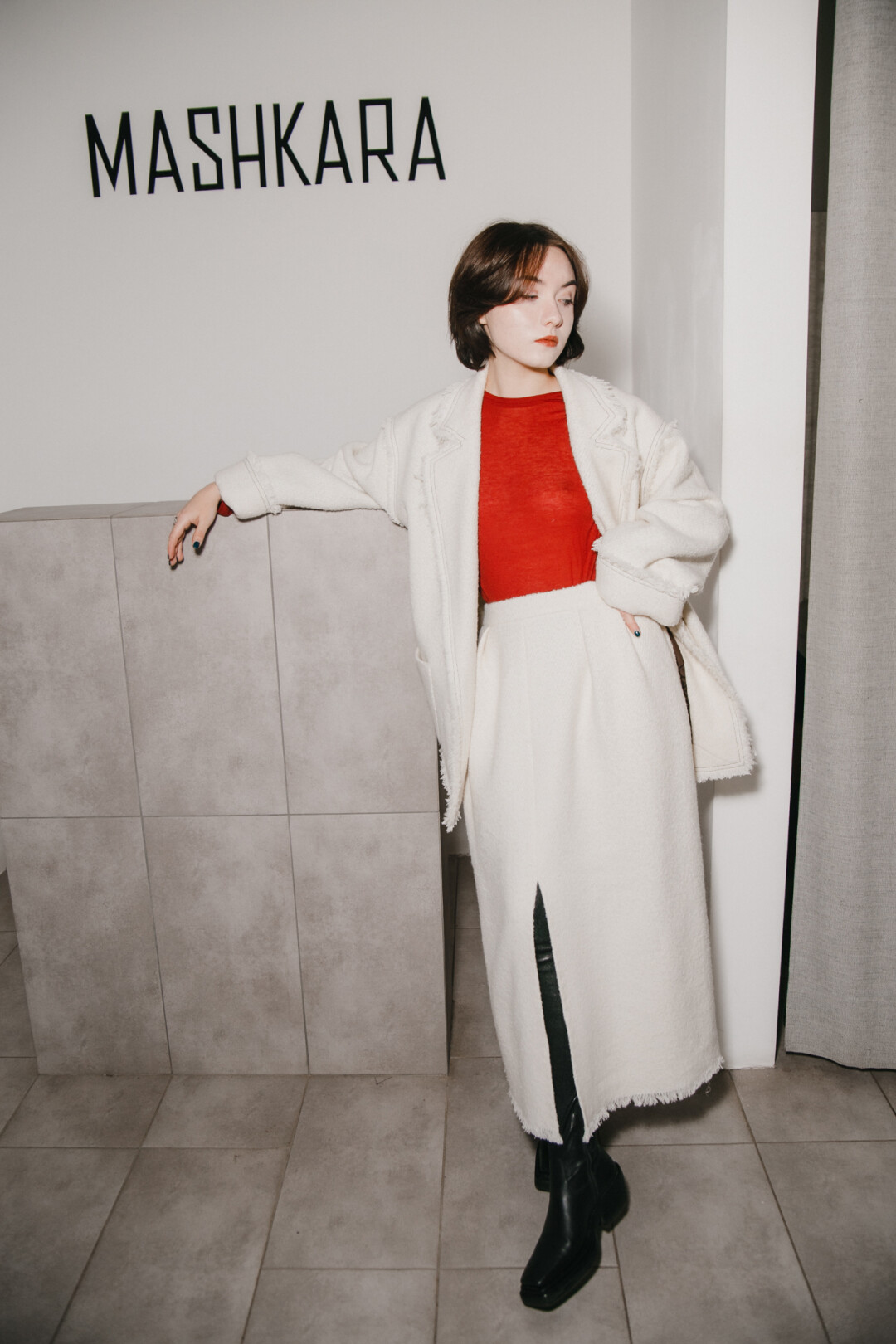 На Вике твидовый костюм и винный лонгслив MASHKARA, cапоги Bottega Veneta