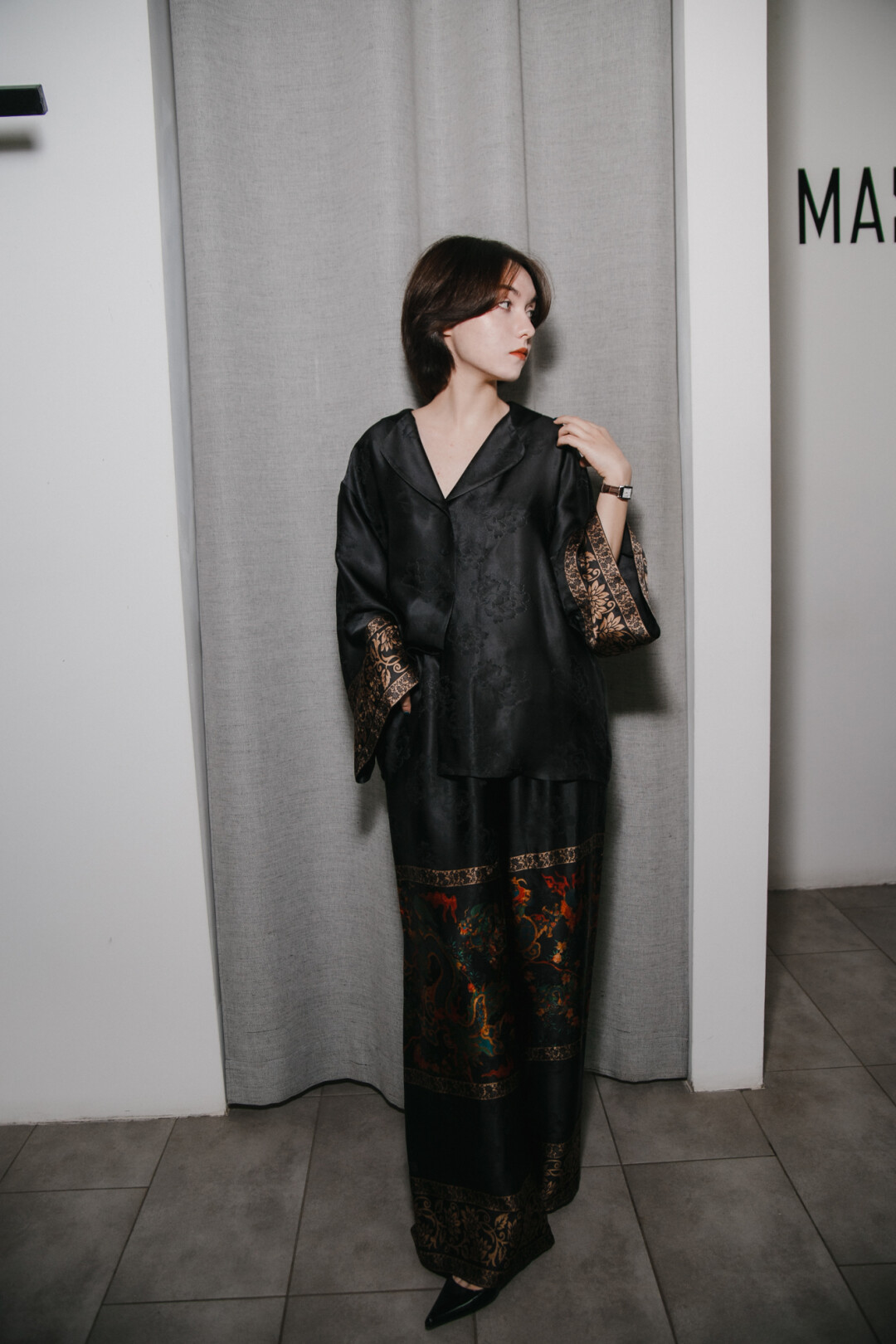 На Вике пижамно-выходной шелковый комплект с принтами восточных гравюр MASHKARA, туфли Saint Laurent