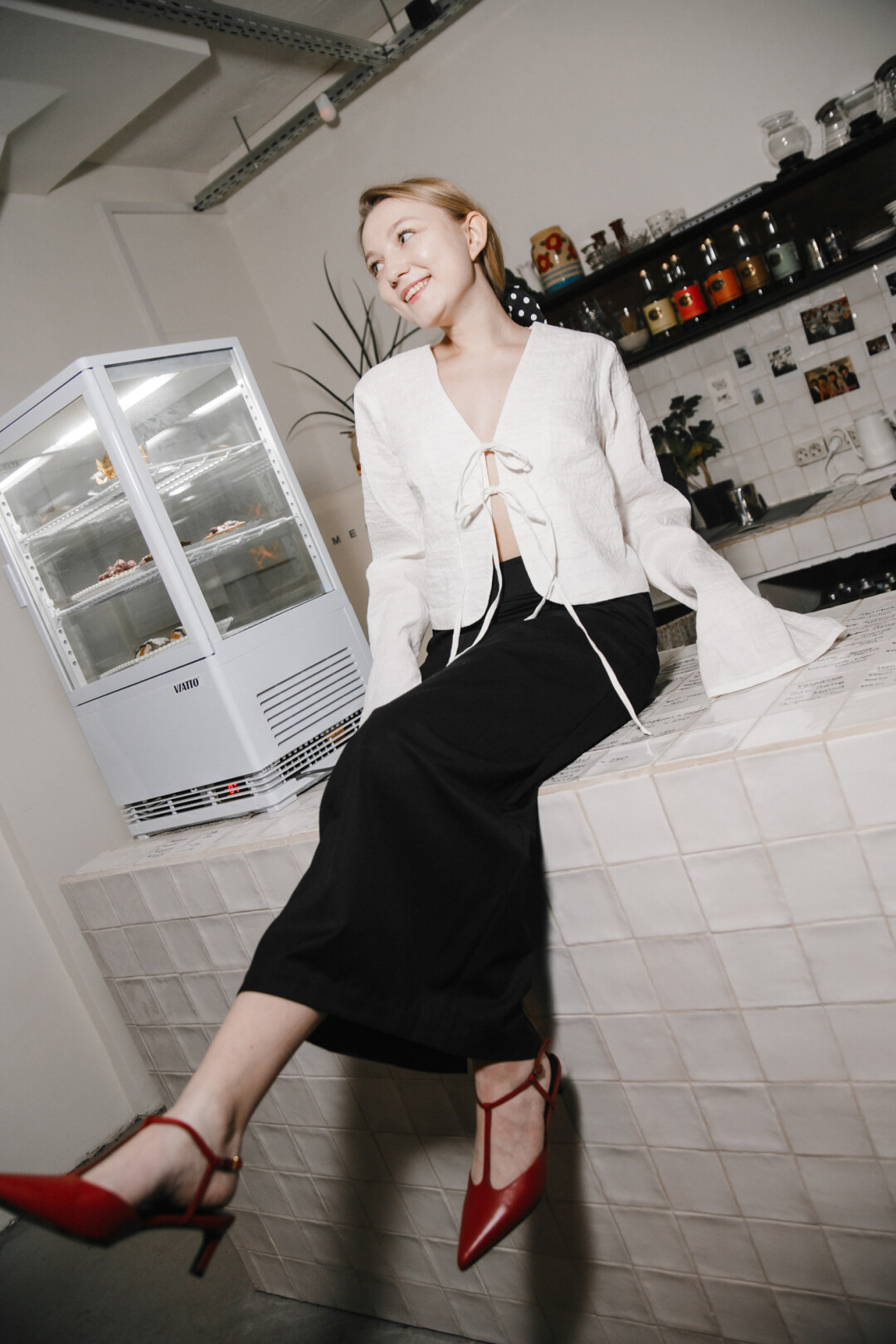 На Юле блуза и галстучек YALLO, юбка от шанхайского бренда Random Piece