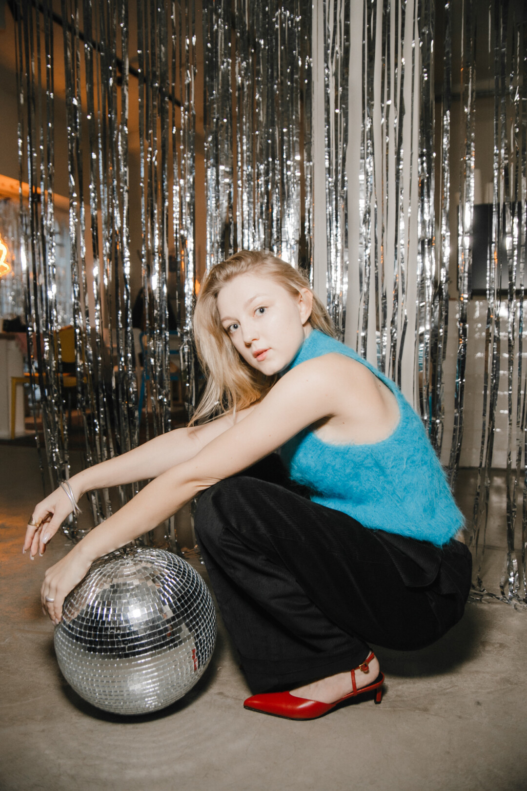 На Юле топ японского бренда Vermo, вельветовые штаны YALLO