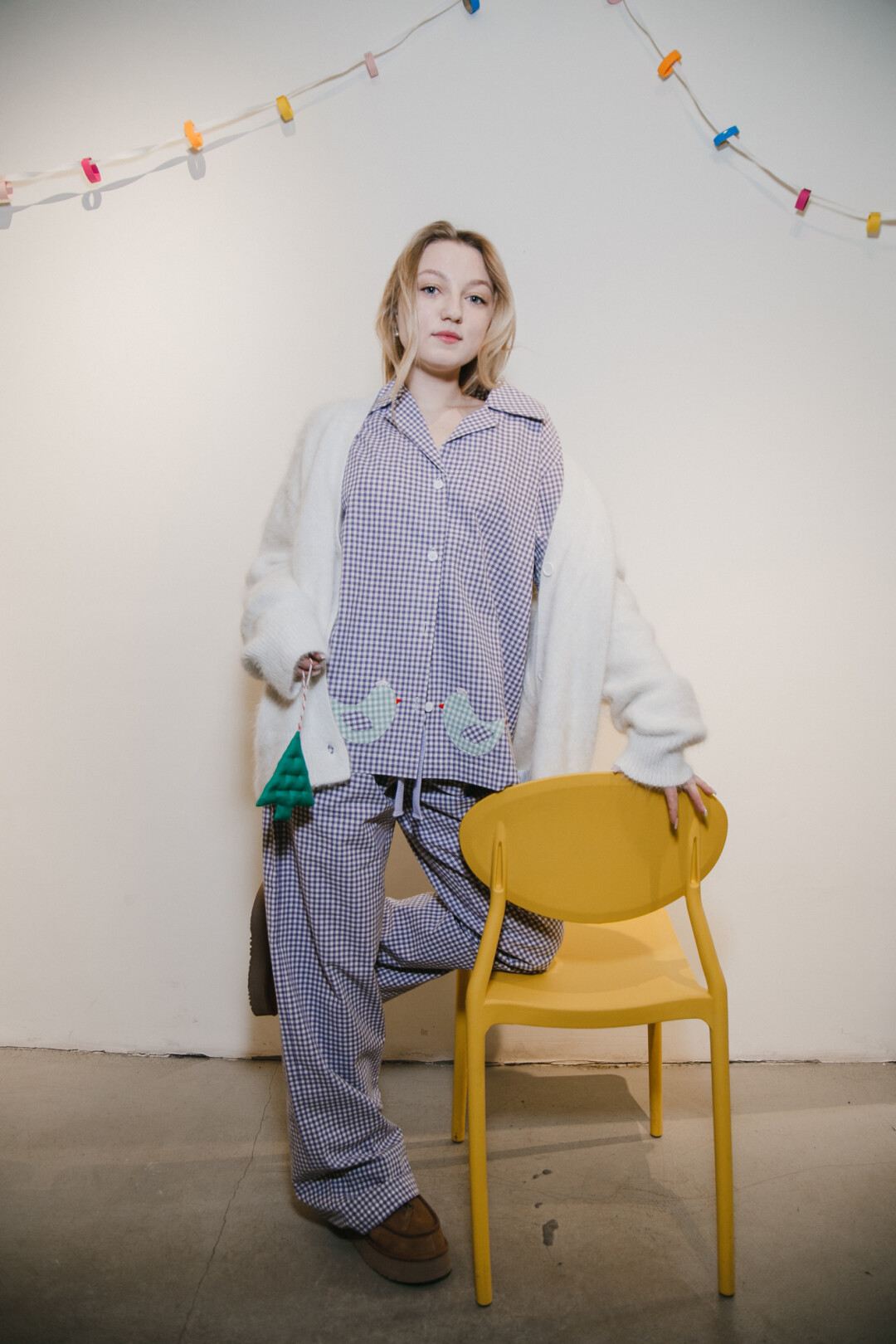 На Юле хлопковая пижама YALLO, cвитер от сеульского бренда Paper Moon, сапоги UGG