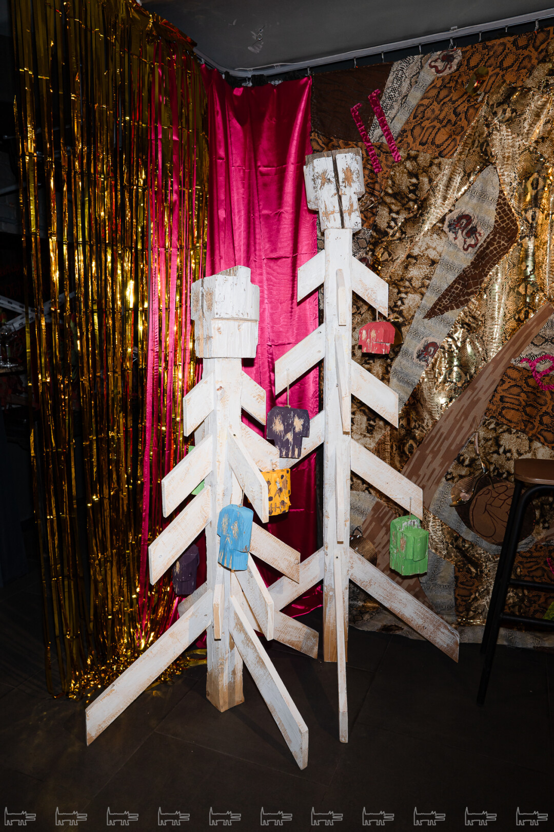 Новогодние елки Нестора Энгельке сделаны из дерева в технике «топоропись»