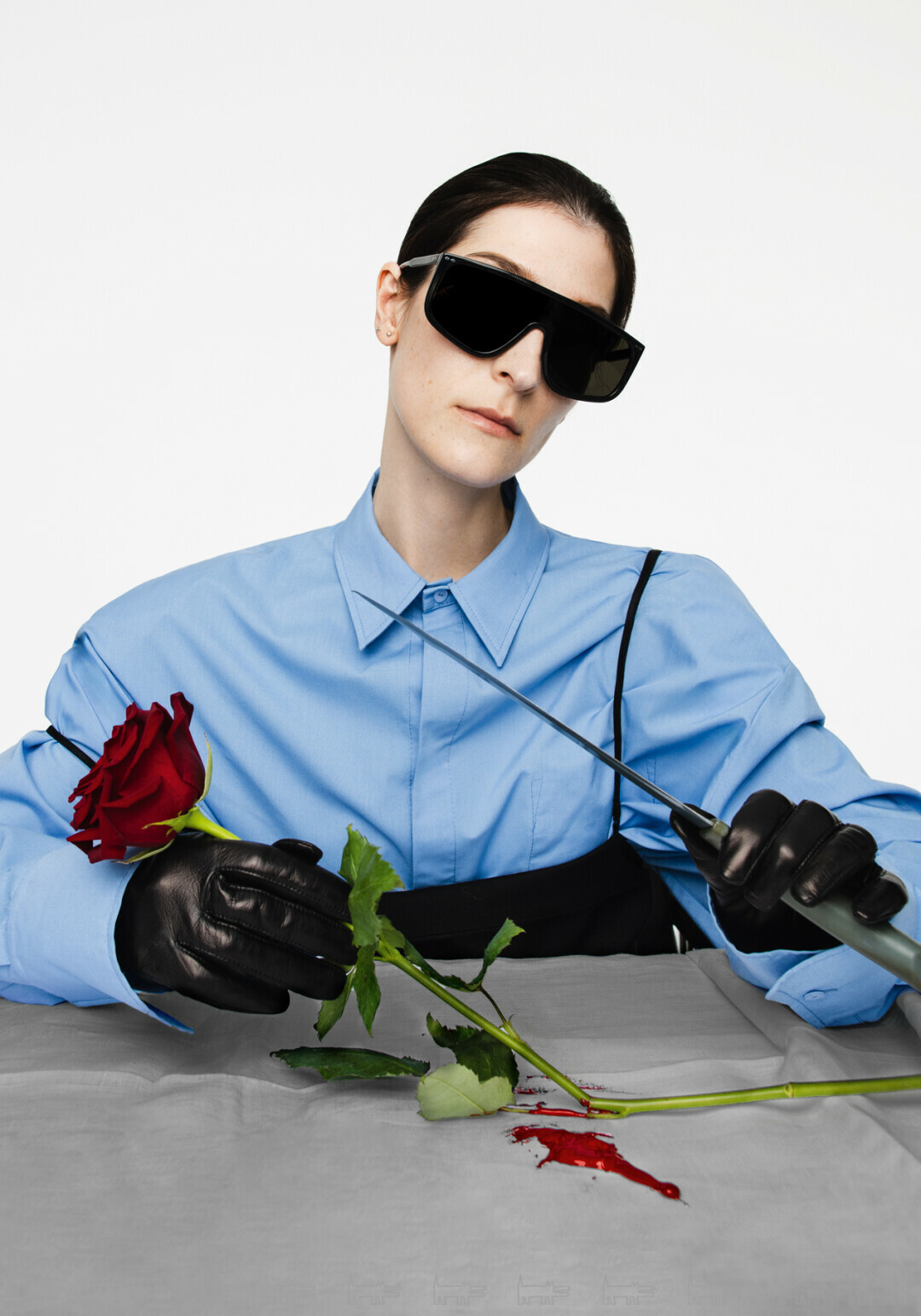 На Саше: рубашка, платье и перчатки USHATAVA, очки ISABEL MARANT (Optics Gallery)