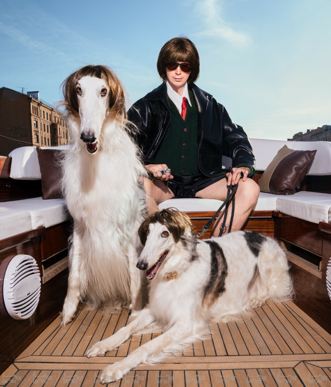 Александр Дрим и его борзые Ольга (слева) и Татьяна (справа) стригутся и завиваются у одного куафёра. Даже из центра Петербурга все трое бывалых