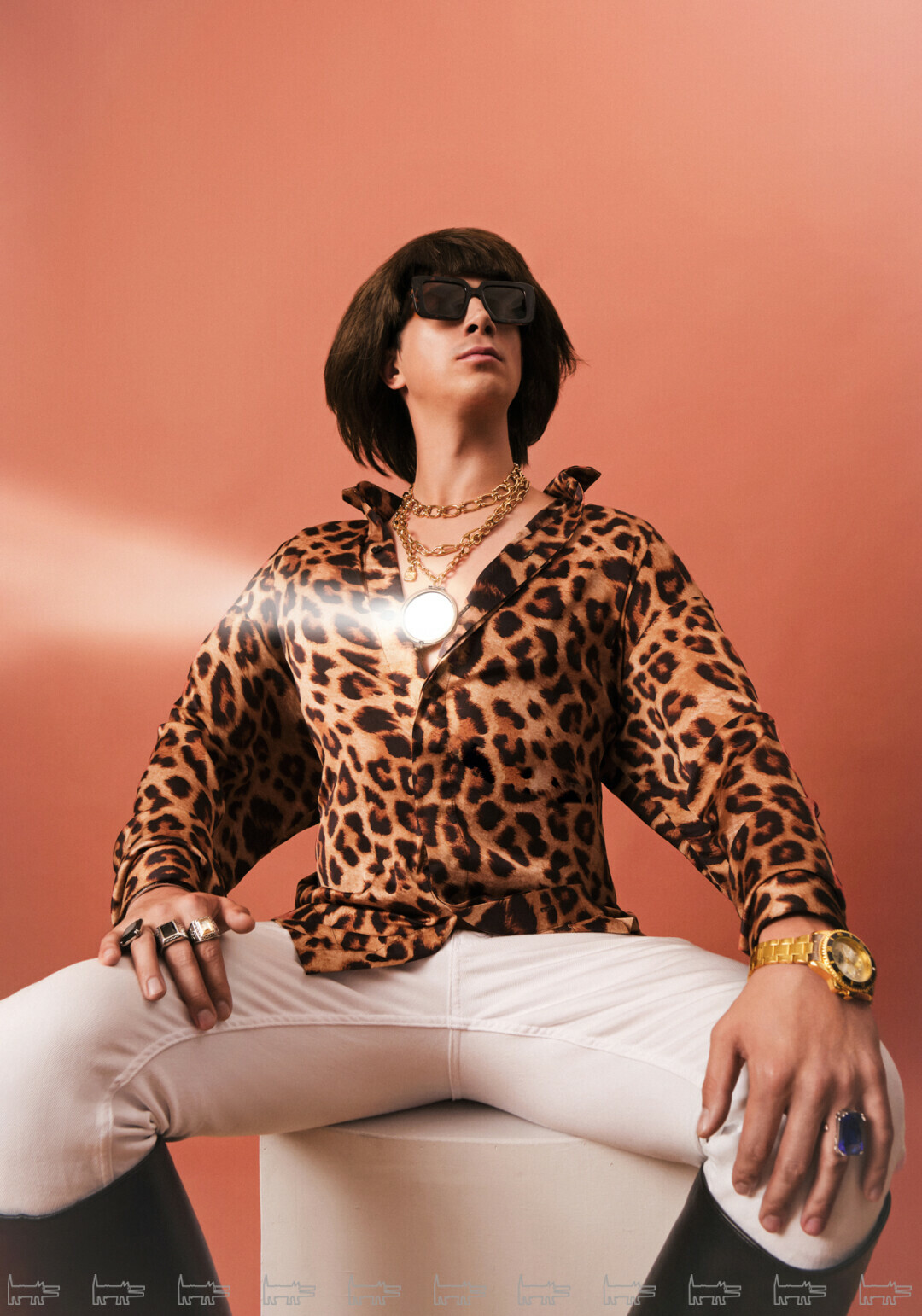 Ослепительный леопард Александр, когда его персики зардели огоньками и отразили зеркальцами солнце На Илье: рубашка CHERNIM CHERNO, цепи UNODE50