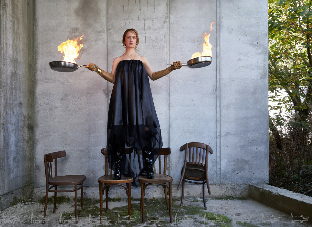 На Виктории: платье и перчатки VIVA VOX, сапоги PARIS TEXAS (ЦУМ), серьги VERTIGO JEWELLERY LAB, браслет QUECHUA (Poison Drop)