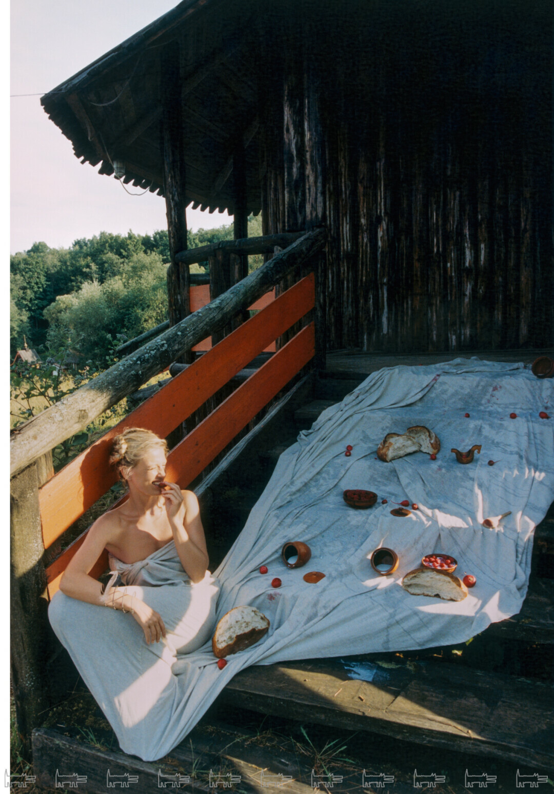 На Софье: браслет «Стрела царевны» из коллекции высокого ювелирного искусства POSIÉ, платье-скатерть «М22» MILANA MALYUGINA, хлеб от «Хлебной