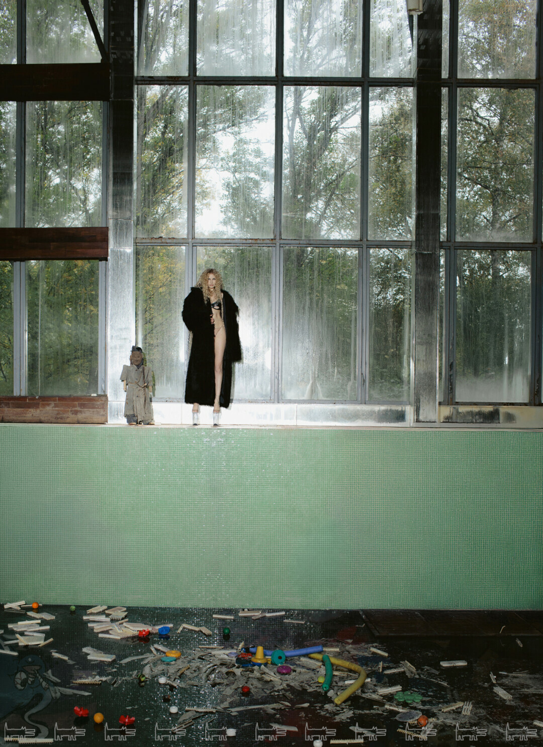 На Джессике: серьги, колье, кольца PARURE ATELIER, пэстисы AGENT PROVOCATEUR, юбка GIUSEPPE DI MORABITO, туфли PLEASER Джессика стоит на краю бассейна