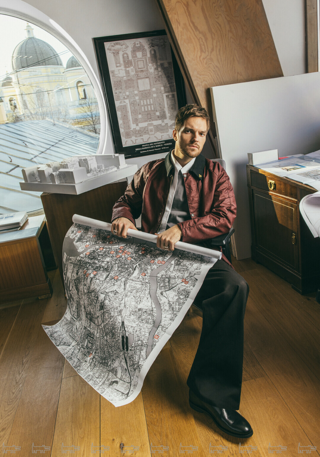 На Никите: куртка JOHN PARTRIDGE (Code7), жилет USHATAVA, рубашка WHO I AM, брюки и футболка LIME, ботинки GEOX, кольца UNODE50