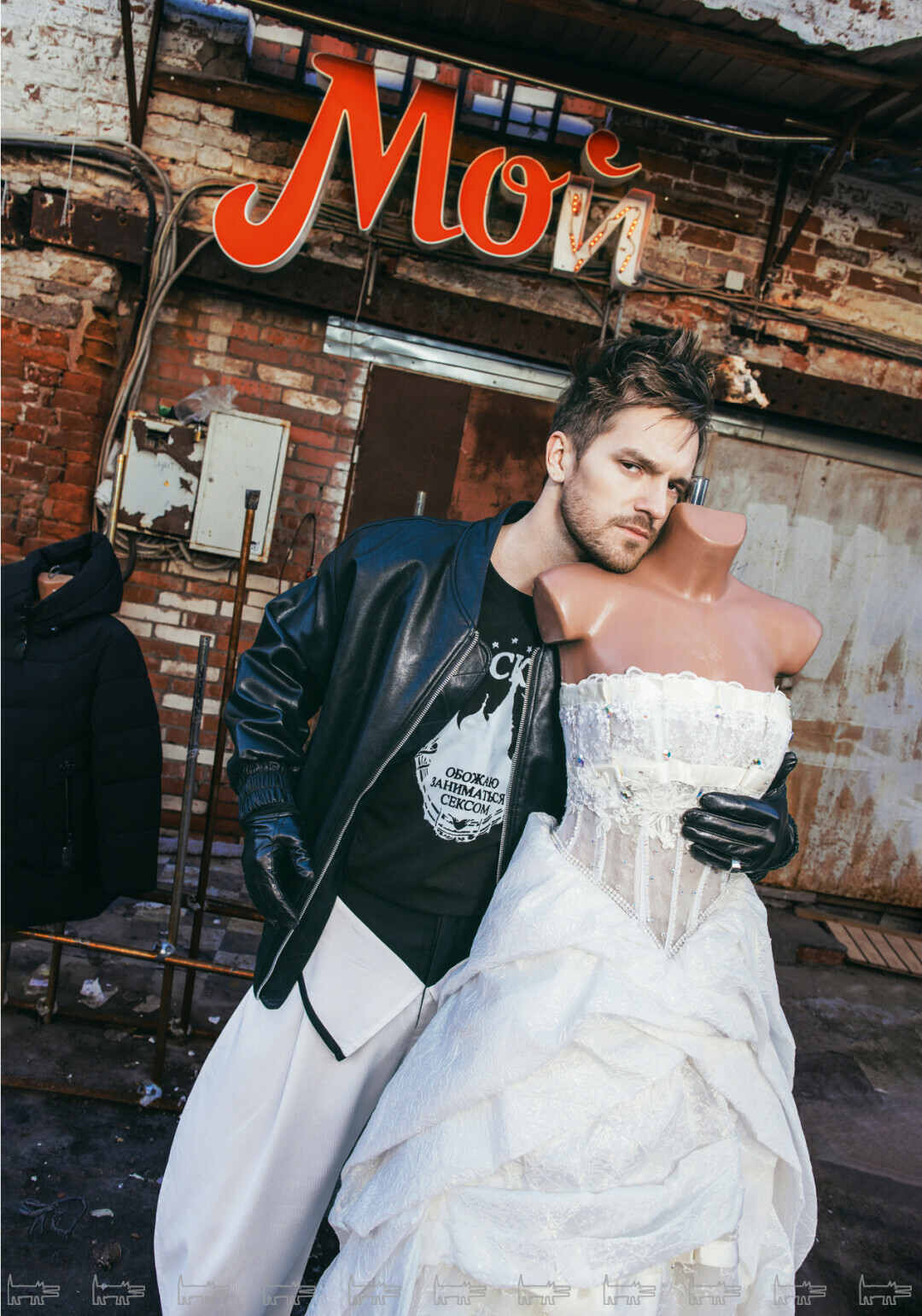 На Никите: брюки CHERNIM CHERNO, футболка ЖЕНЯ ГУСЕВ, бомбер USHATAVA, кольцо UNODE50