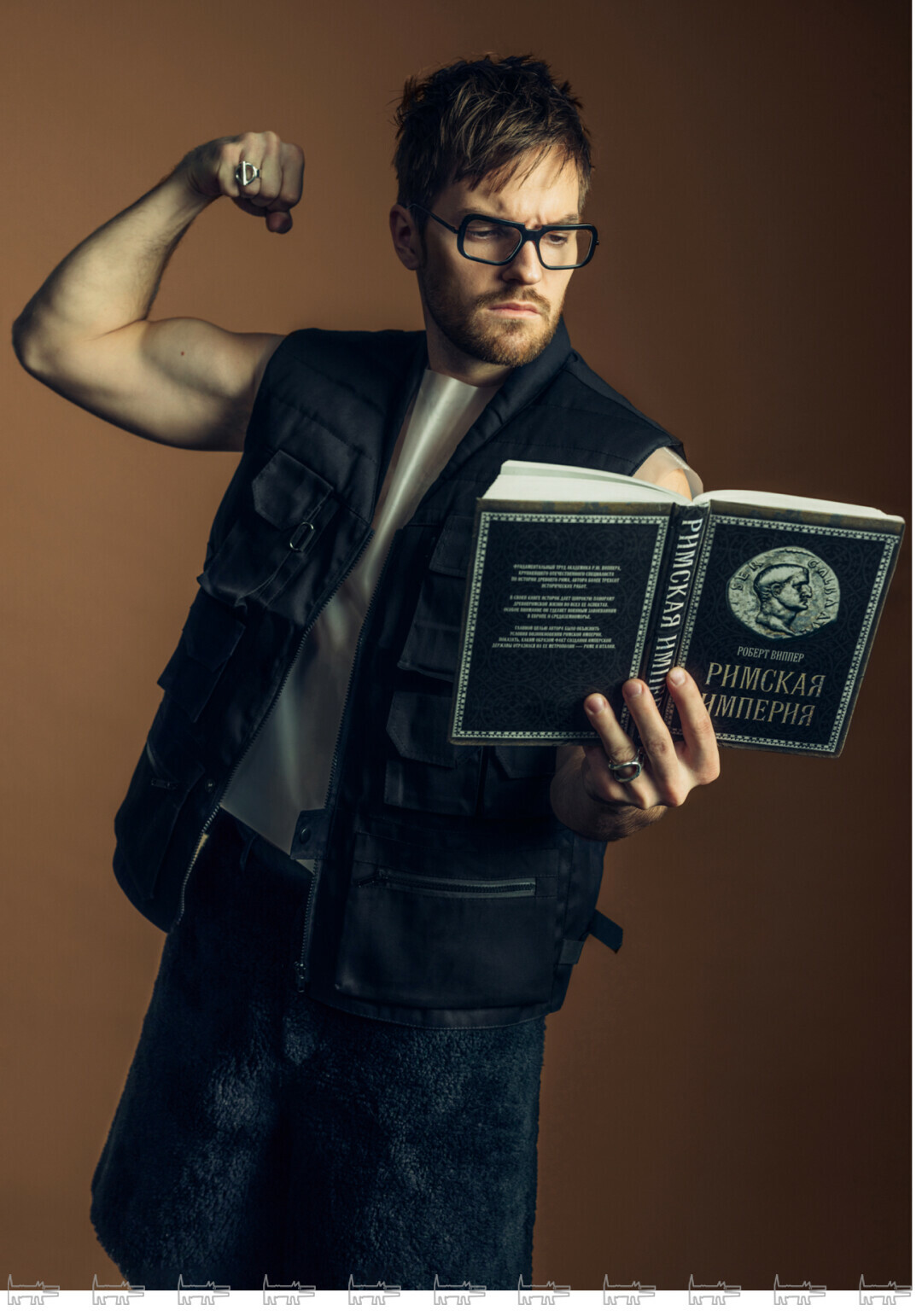 На Никите: шорты ARLIGENT, кольца UNODE50, очки FAKOSHIMA (Gluten Free Frames)