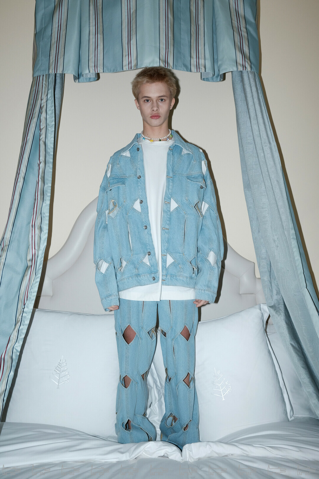 На Леоне: куртка, джинсы, лонгслив RED SEPTEMBER, чокер из жемчуга KOTLO STUDIO (47 Store)