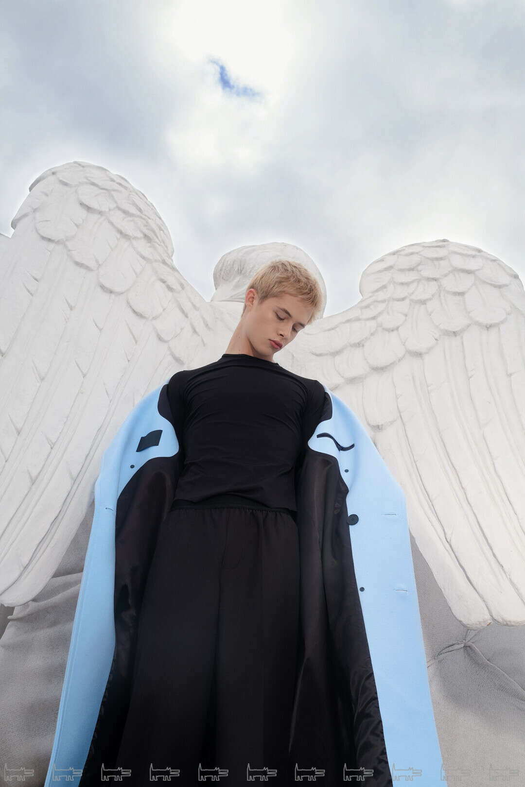 На Леоне: пальто и лонгслив USHATAVA Леон сфотографиро­ван на верхних этажах Дома со львами (он же дом Лобанова-Ростов­ского) рядом с одним из двух