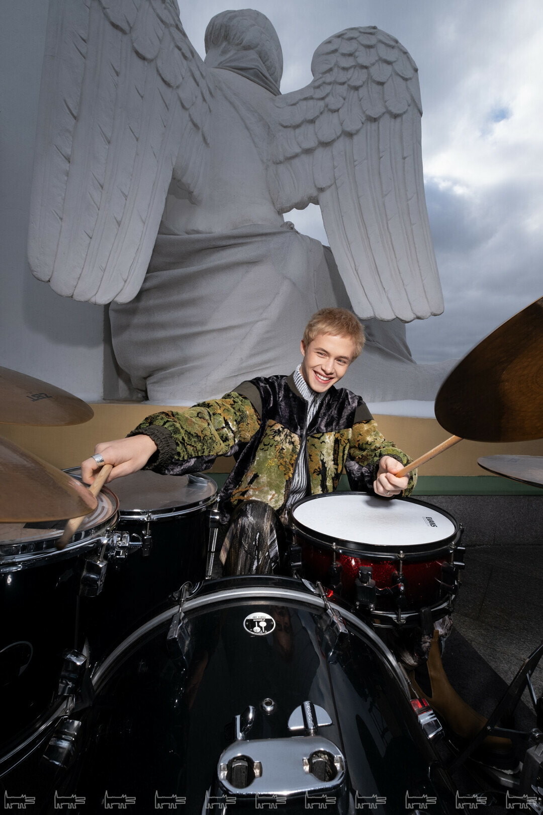 На Леоне: бомбер и брюки OLA OLA, жилет BEFREE, кольцо на правой руке EKATERINA TOLSTAYA, кольцо на левой руке BISMARCK (оба — 47 Store)