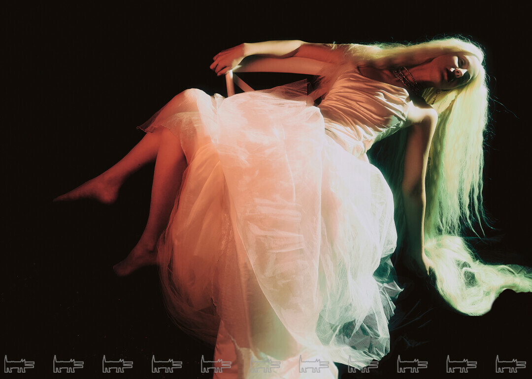 Глаша сфотографирована в Доме художников на Песочной набережной. Когда-то здесь были мастерские Михаила Аникушина и Юрия Васнецова, а теперь