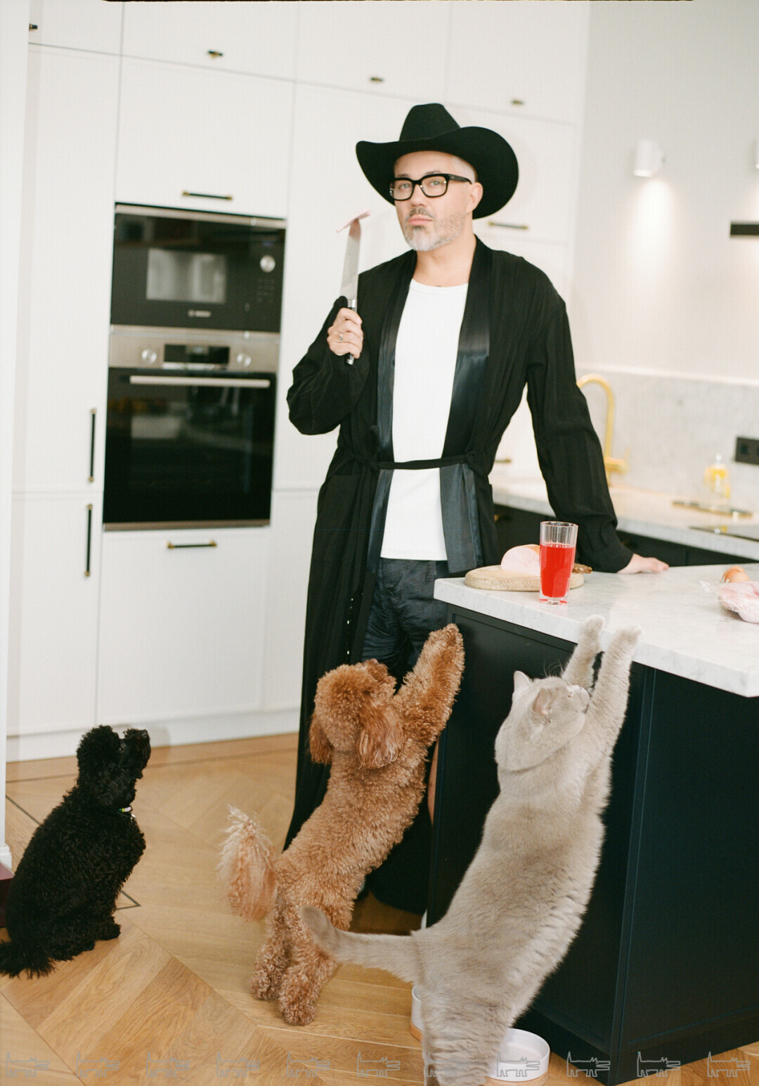 Александр и компания: Тимофей, Юрий и Кот — на кухне, выполненной на заказ по эскизам дизайнера квартиры, Анны Колпаковой-Санасарян