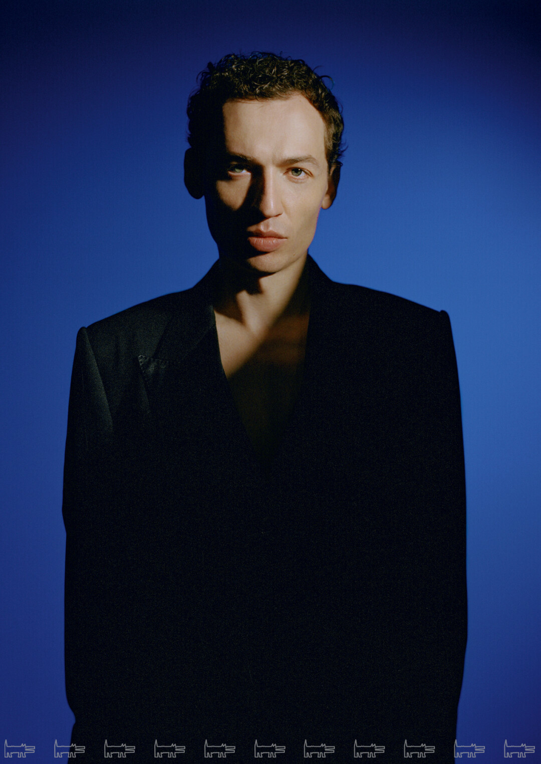 На Владимире: смокинг DOLCE&GABANNA (ЦУМ), обувь MARSELL (ЦУМ), кольцо 10.GRAN