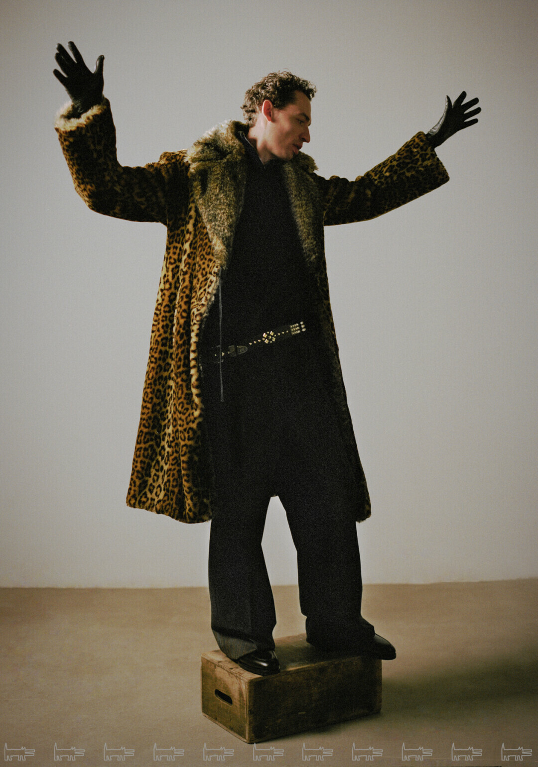 На Владимире: жилет FENDI, брюки VALENTINO, лоферы W. GIBBS (все — ЦУМ), ремень ENFANTS RICHES DÉPRIMÉS (CAB Store)