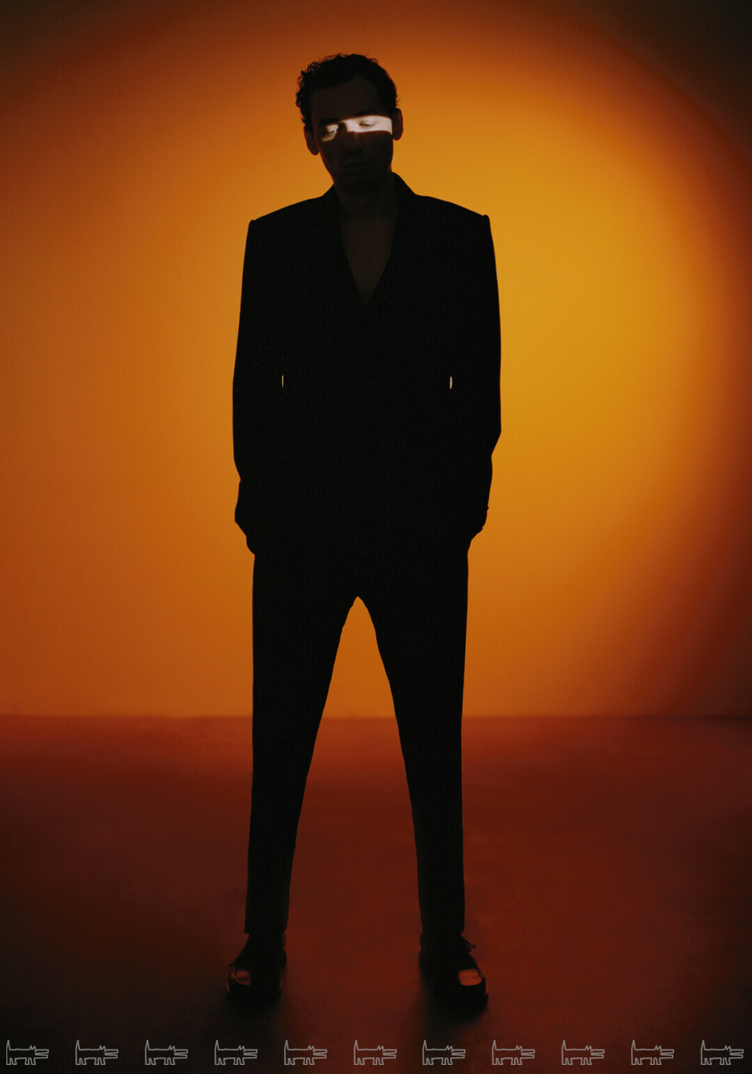 На Владимире: смокинг DOLCE&GABANNA (ЦУМ), обувь MARSELL (ЦУМ), кольцо 10.GRAN