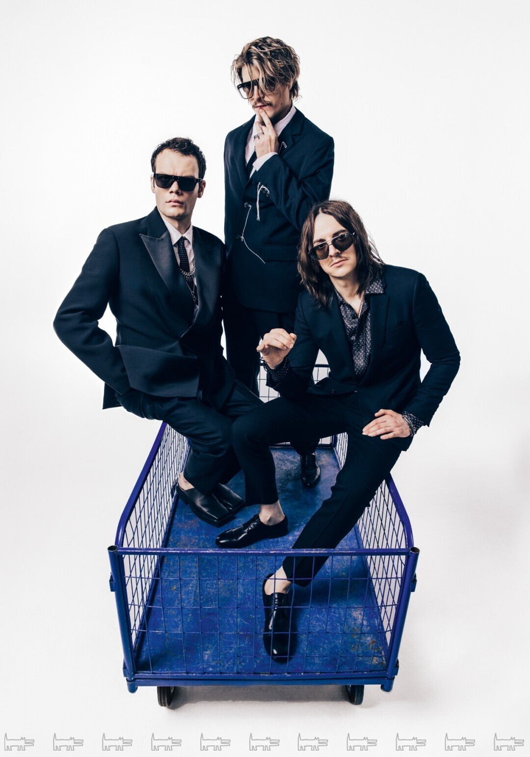 На Петре: рубашка, брюки, пиджак и туфли HOUSE OF LEO, чокер и подвеска OMUT, браслет STYX JEWEL, браслет MAISON MARGIELA, кольца MASTER BO (Spin4Spin