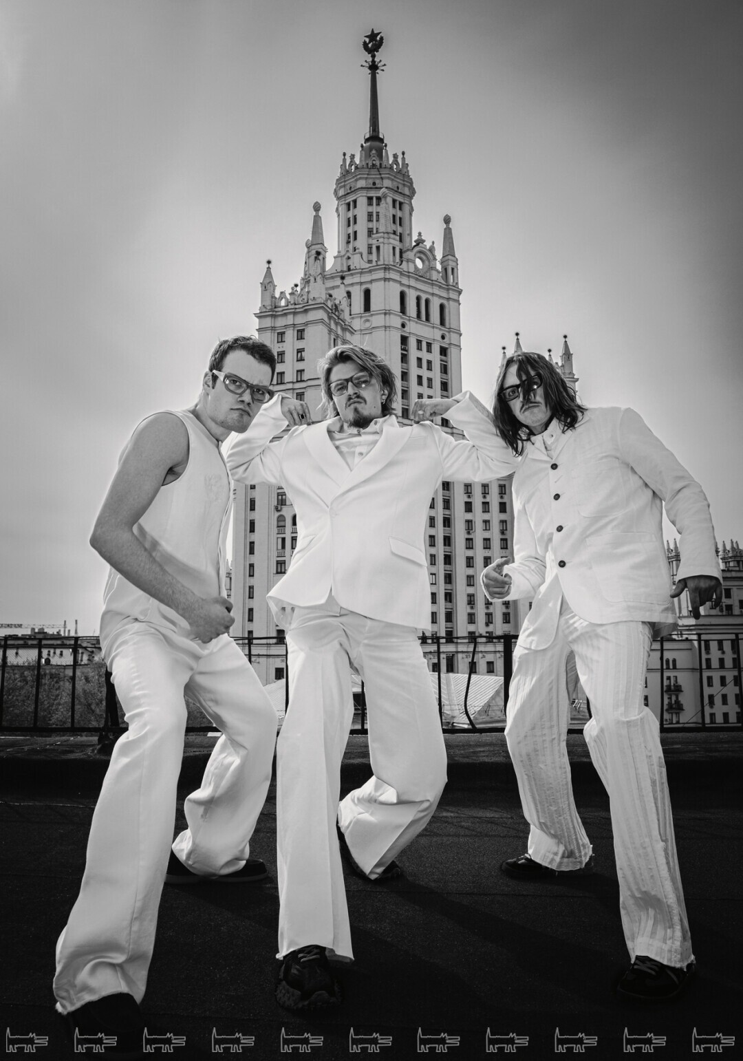 На Петре: комбинезон HOUSE OF LEO, очки BALENCIAGA (Optics Gallery), кеды FRATELLI ROSSETTI (No One) На Сергее: рубашка OAMC (DayNight), пиджак и