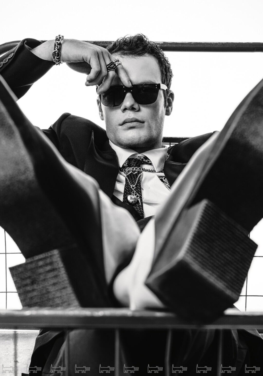 На Петре: рубашка, брюки, пиджак и туфли HOUSE OF LEO, чокер и подвеска OMUT, браслет STYX JEWEL, браслет MAISON MARGIELA, кольца MASTER BO (Spin4Spin