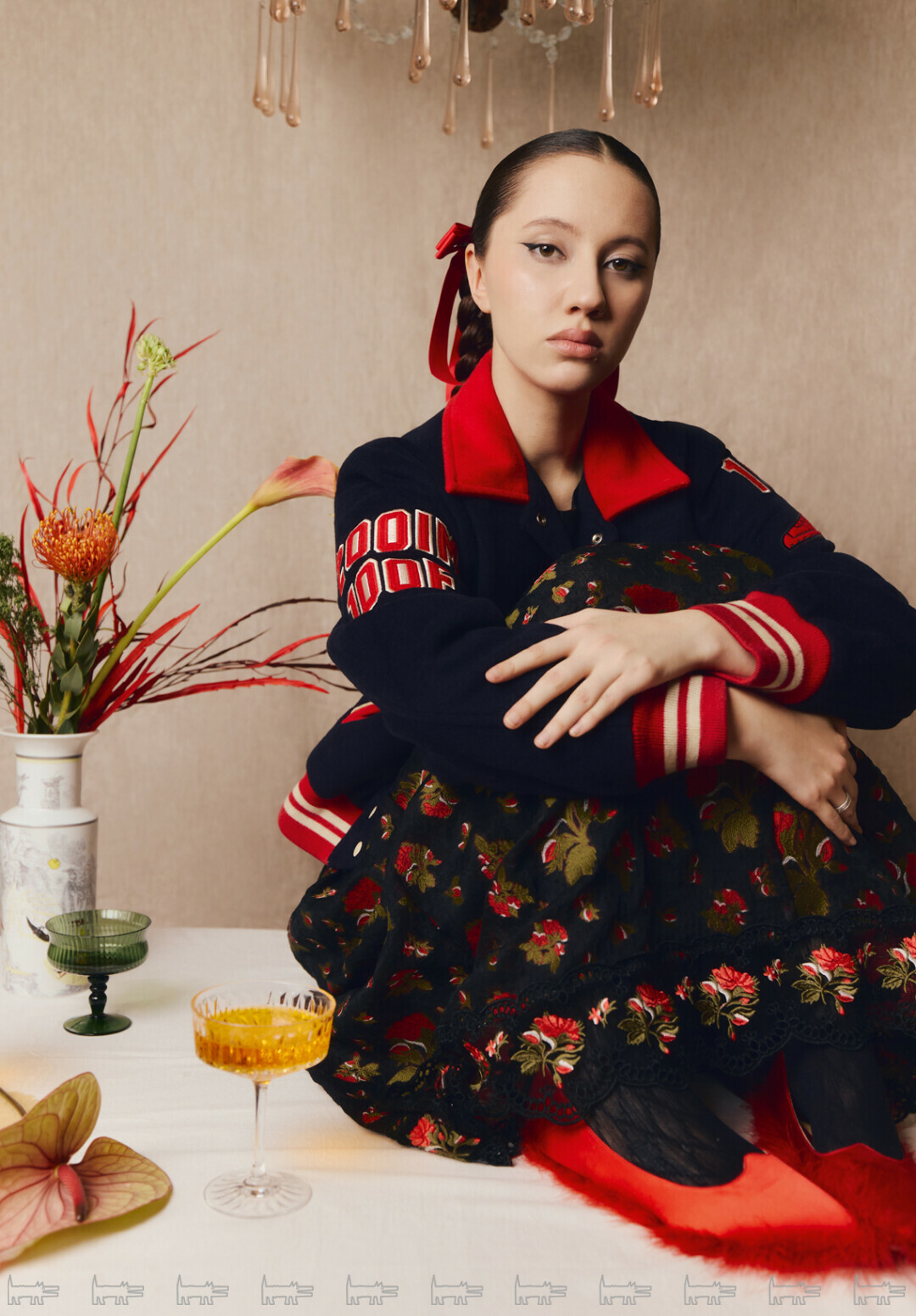 На Лизе: винтажный бомбер DKNY из Токио, колготки GUCCI, платье, туфли, заколки (все — Simone Rocha x H&M)