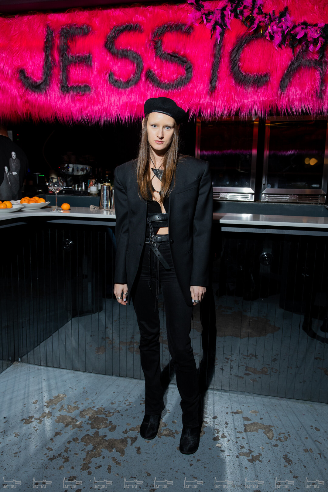 На Кристине: пиджак H&M x MUGLER, джинсы ZARA, обувь EKONIKA, украшения и аксессуары 22.77