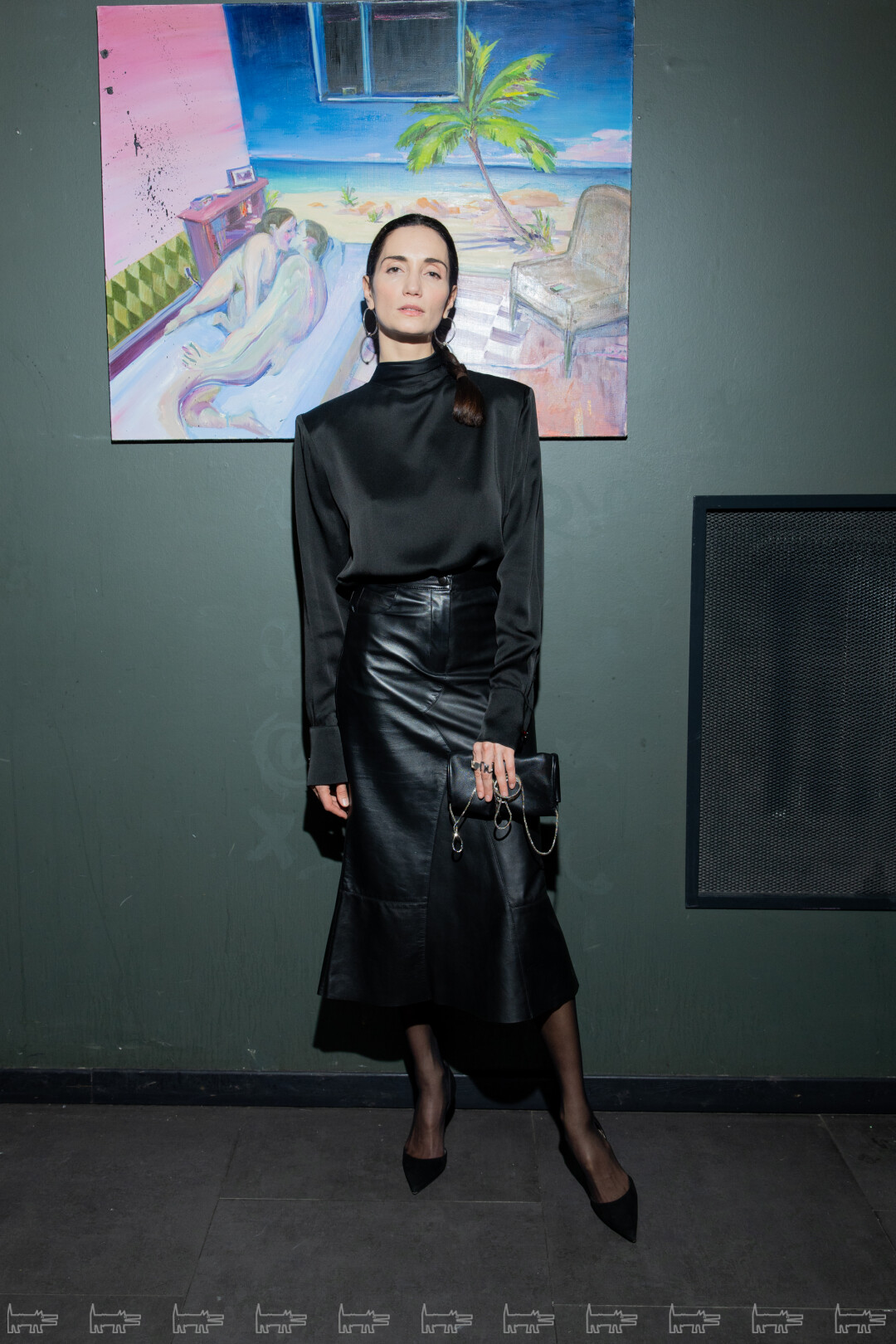 На Галине: блуза и юбка LUSINE, серьги CELINE, туфли MANOLO BLAHNIK, сумка IANIS CHAMALIDY