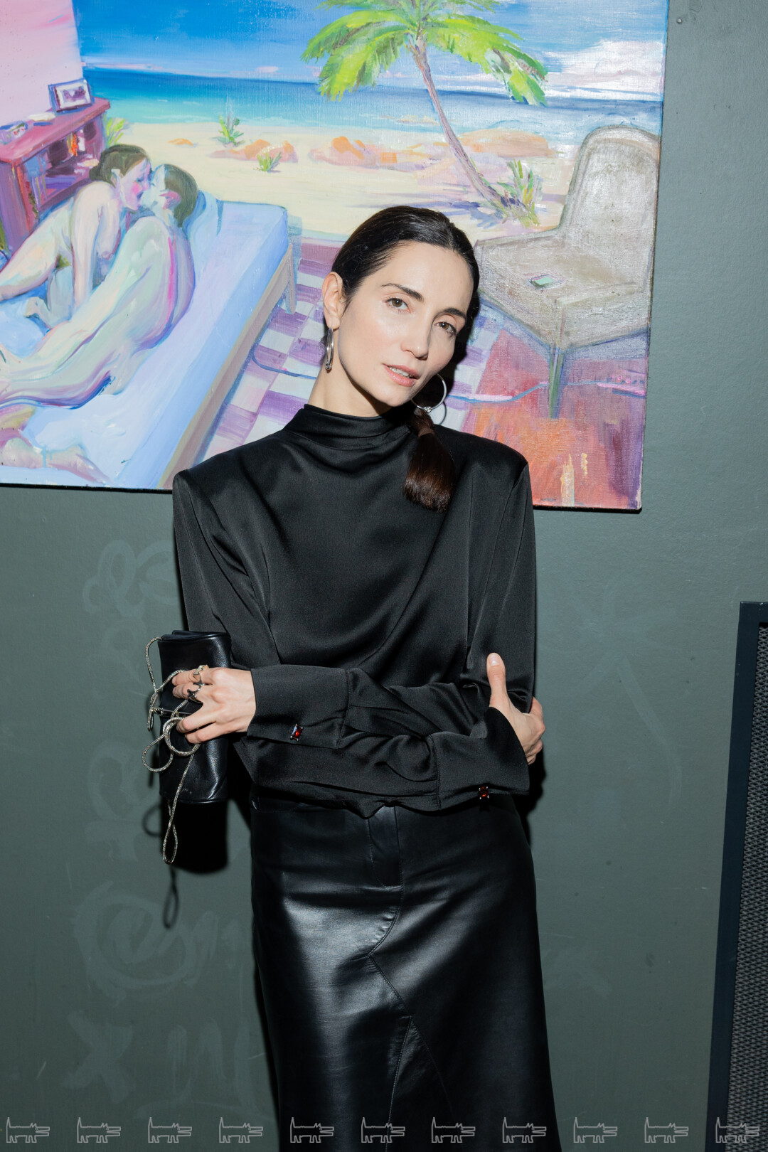 На Галине: блуза и юбка LUSINE, серьги CELINE, туфли MANOLO BLAHNIK, сумка IANIS CHAMALIDY