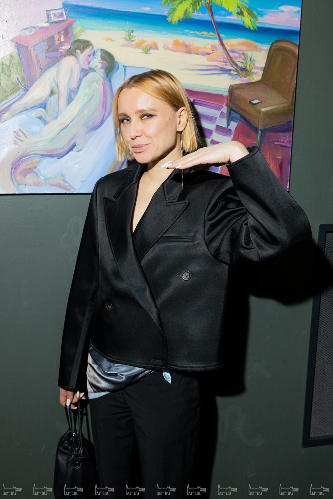 На Анастасии: жакет PETER DO, брюки ACNE STUDIOS, босоножки DRIES VAN NOTEN, сумка SAINT LAURENT, моносерьга SØLV