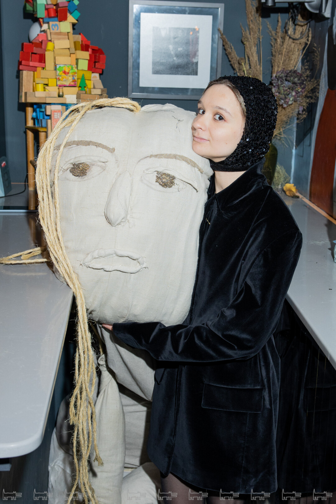 На Полине: пиджак REJO, платье GATE31, чепчик TWIN BROTHERS ATELIER