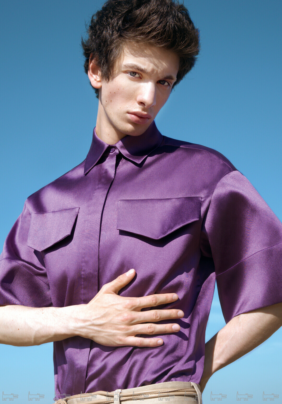 На Марке: слева — тренч VIVA VOX, ветровка и брюки IVOLGA, справа — рубашка VIVA VOX, брюки HOUSE OF LEO