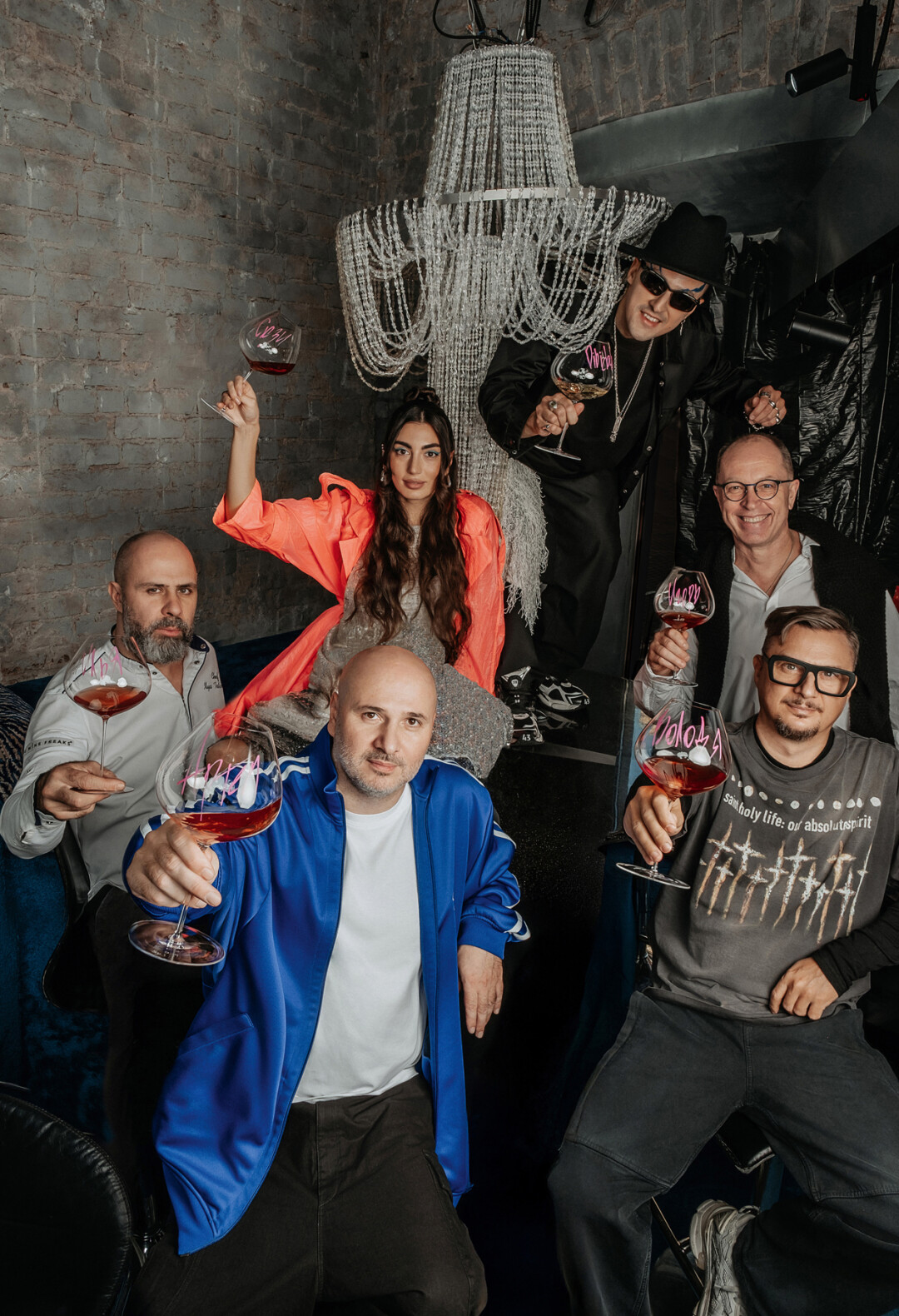 Команда Big Wine Freaks раздает эстетские винно-гастрономические вайбы уже 10 лет! На фото: шеф-повар Илья Татаринов, шеф-сомелье Сюзанна Шиндер, арт