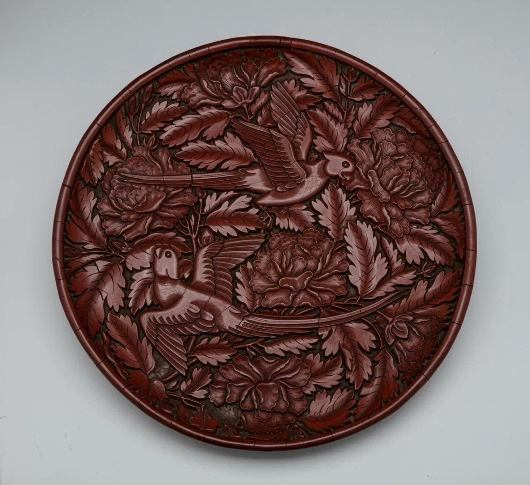 Блюдо с двумя птицами и пионами, XIV век.