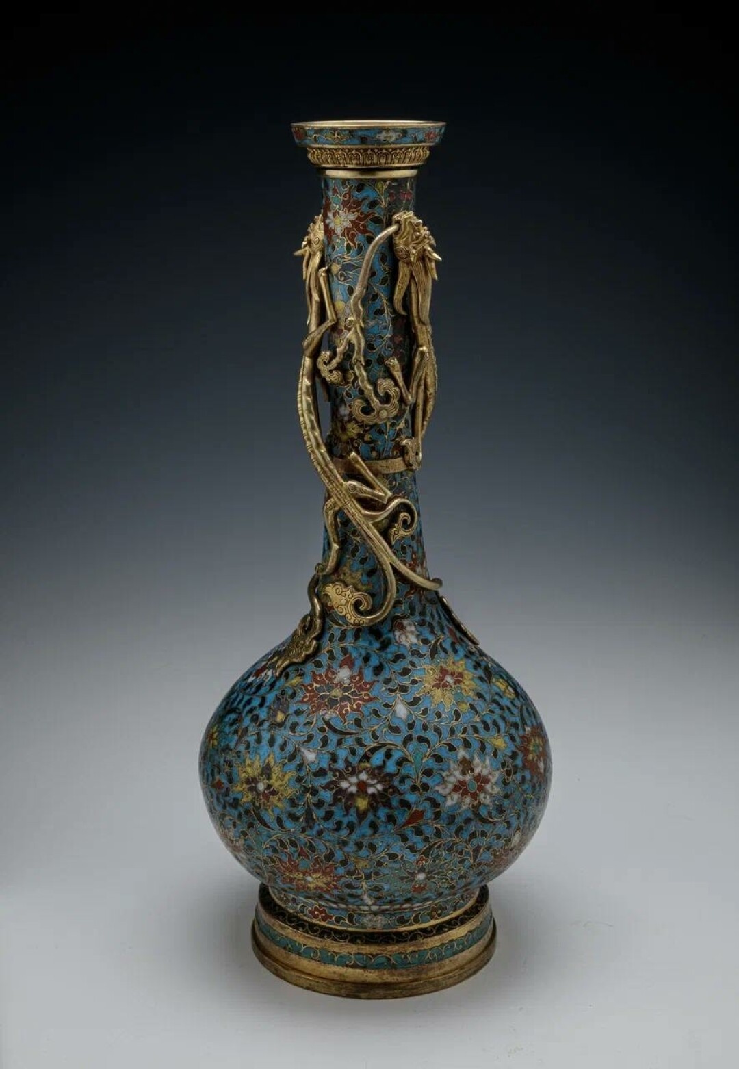 Ваза с цветами лотоса и драконом на горле, XVI век
