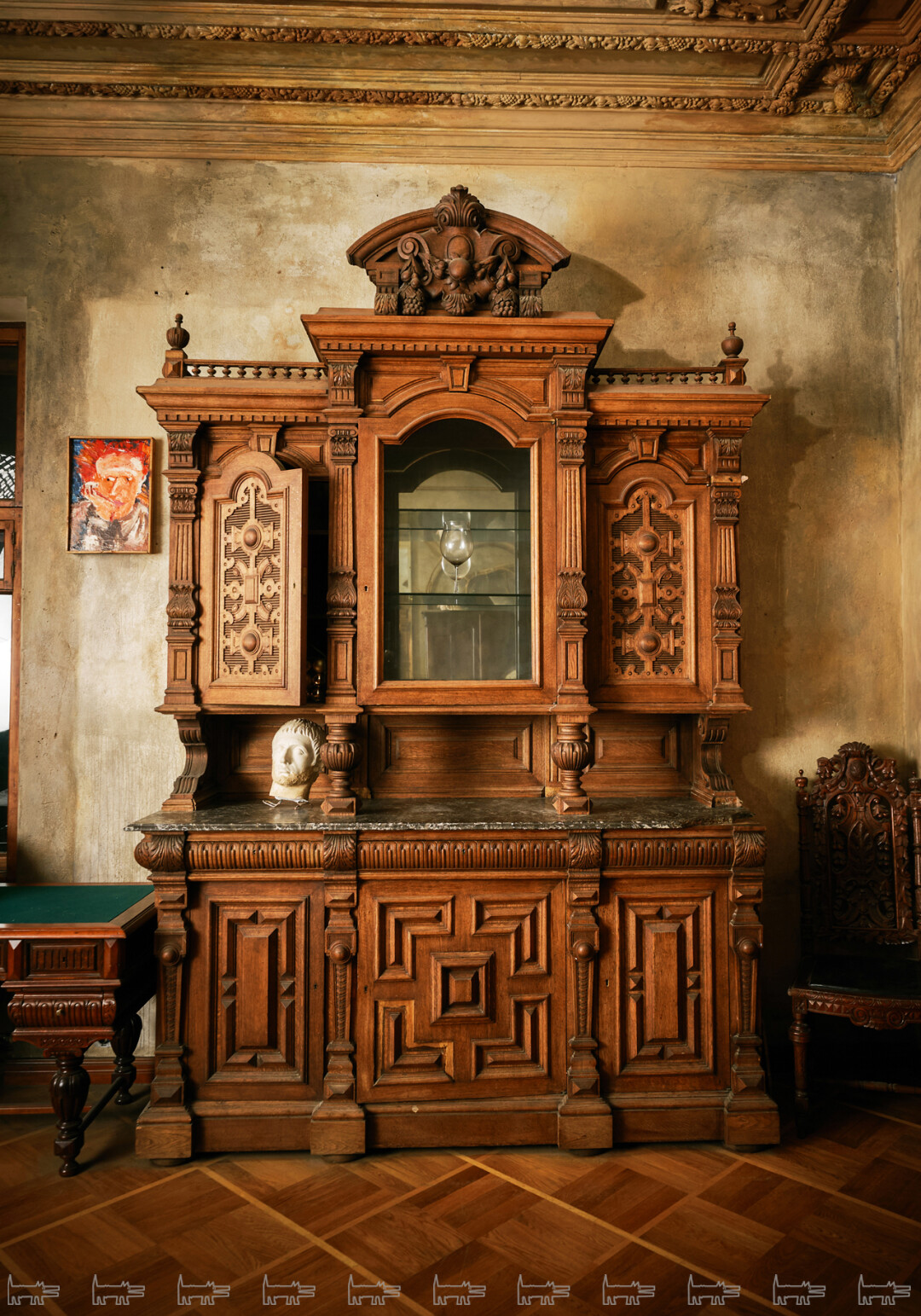 В антикварном буфете стоит хрустальный бокал с каплей красного вина на дне — последний бокал Георгия, сохраненный его семьей