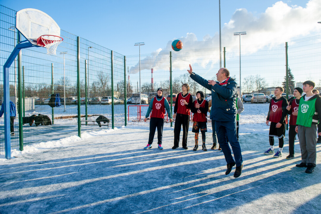 Многофункциональная спортивная площадка около Нижегородского автомеханического техникума