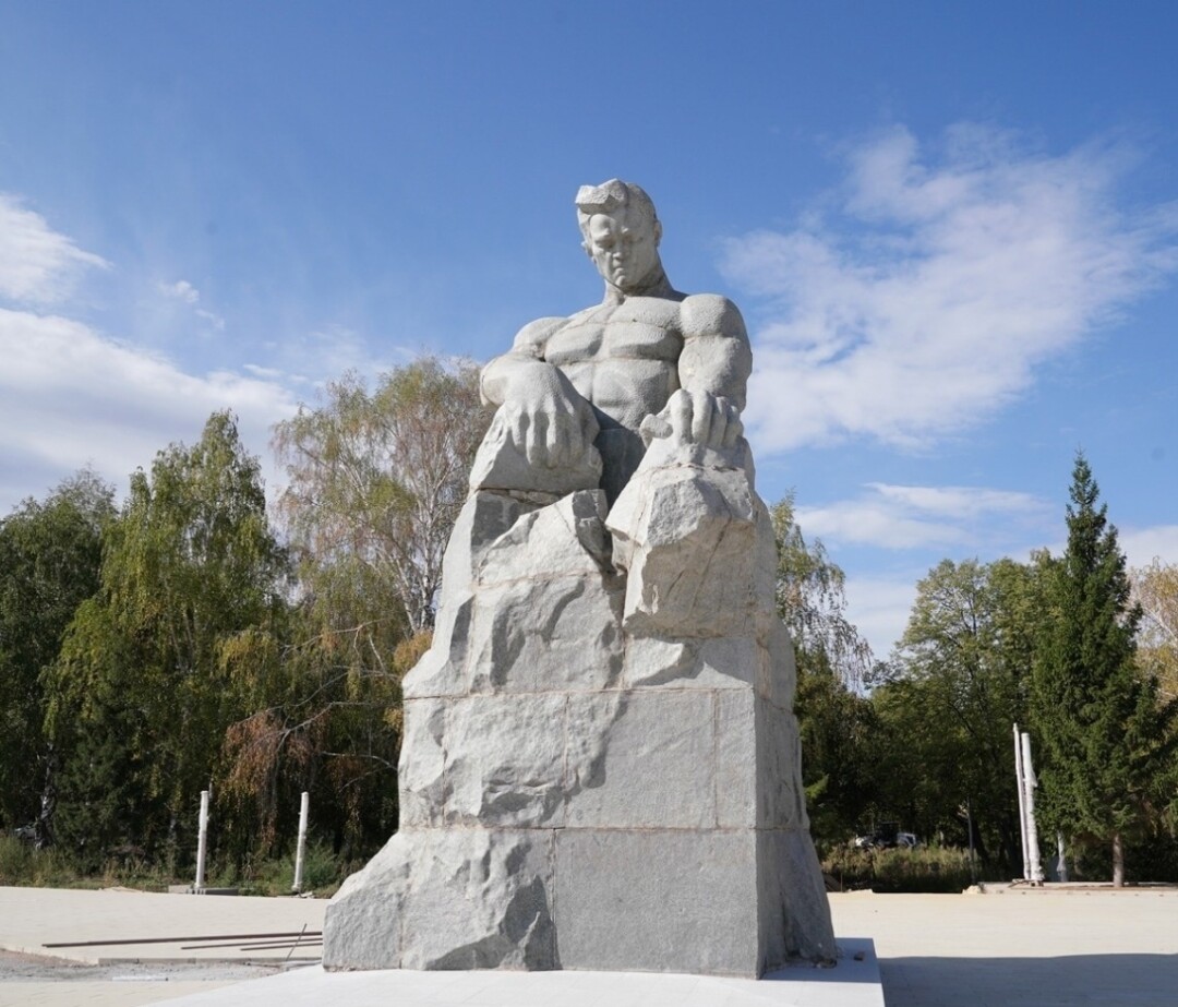 Памятник на площади Первооткрывателей башкирской нефти в Ишимбае, фото опубликовал Радий Хабиров