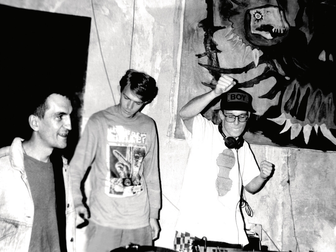 Тимур Новиков, Сергей Бугаев-Африка и Гаврила Воробьев в сквоте на Фонтанке, 145