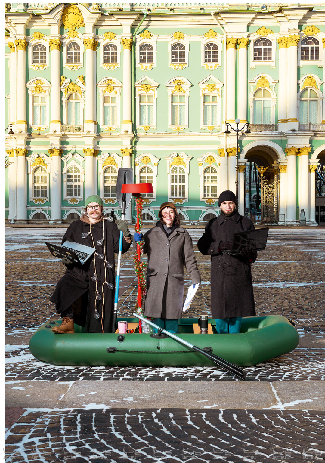 Антон Николаенков, Мария Левченко и Сергей Маркушев — бюро «Архдвор» посреди главного двора Петербурга, полностью экипированы!