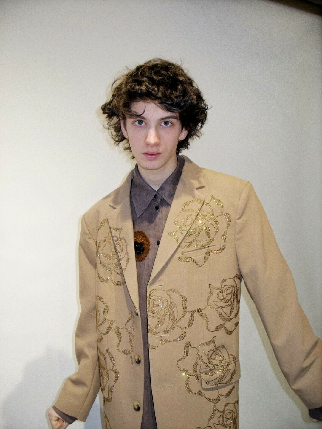 Марк Эйдельштейн в том самом пиджаке Roma Uvarov Design из «Аноры»