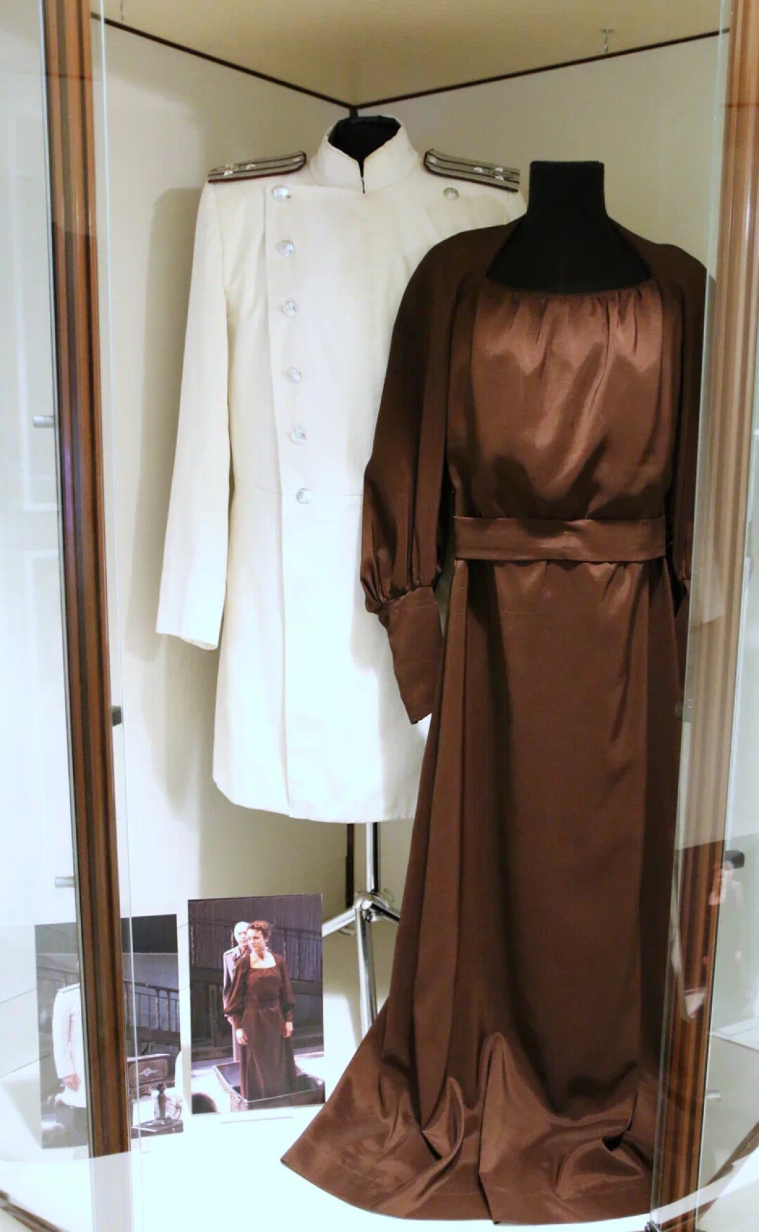 Костюмы с экспозиции «„Три сестры“ Чехова – легенда Молодежного театра на Фонтанке» в Театральной библиотеке