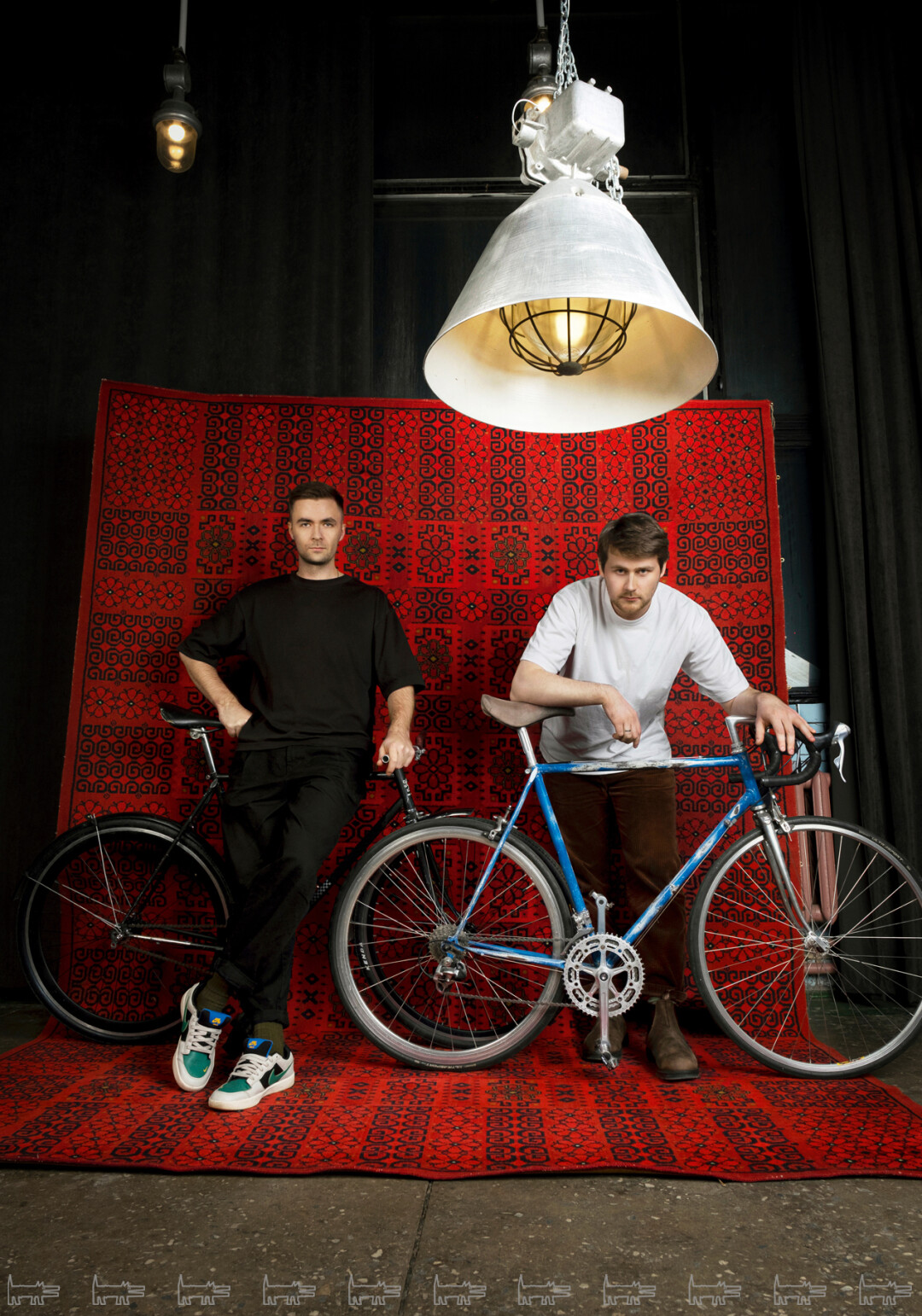 Бюро «Челы», а именно: Виктор Королев, Иван Протопопов, их промышленный светильник за 500 рублей и гостевой велосипед