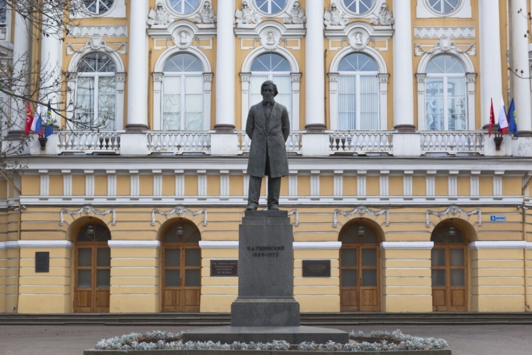 Памятник педагогу Константину Ушинскому на территории Университета им. Герцена