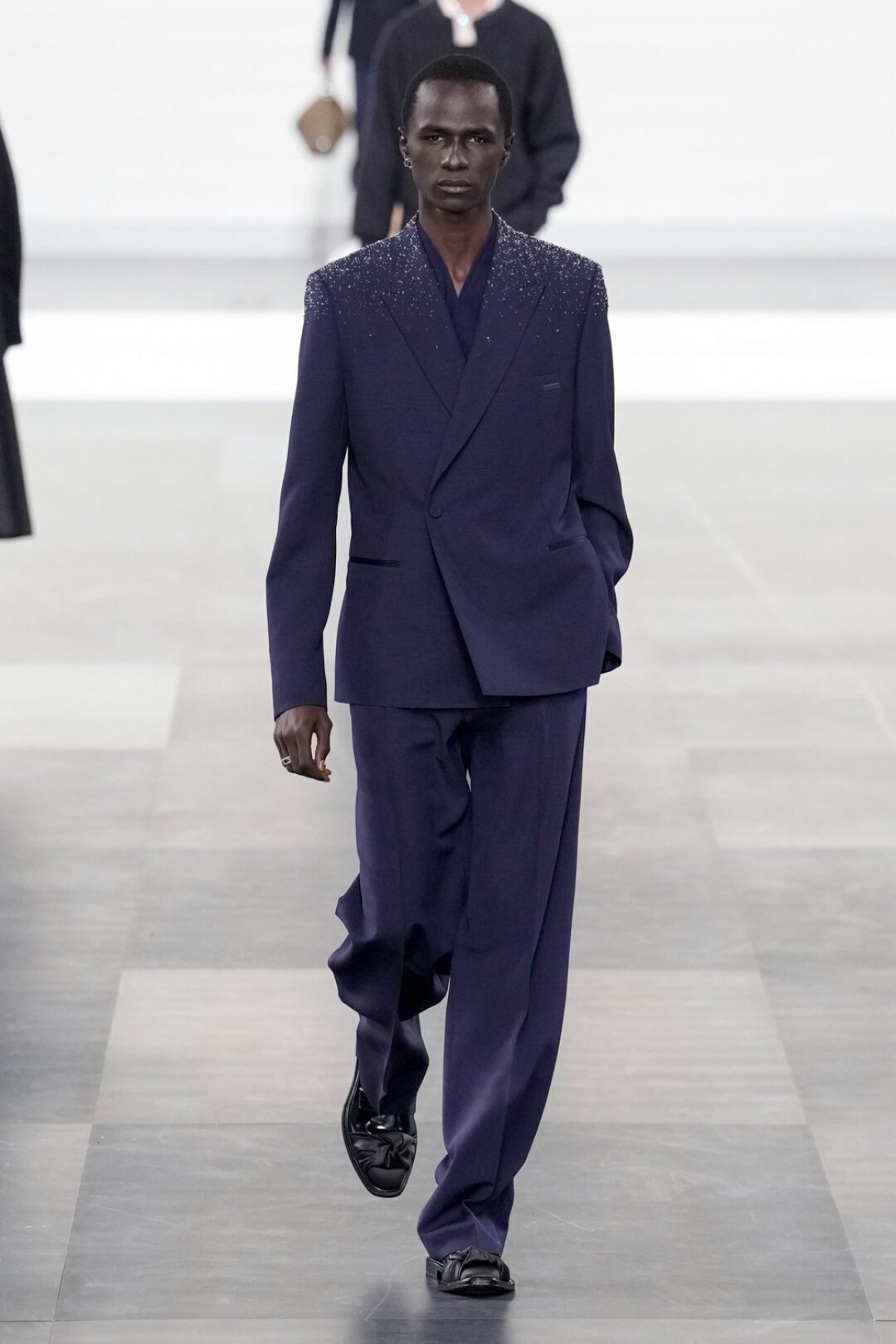 Стайлинг-трюк в духе Роберта Вуна: вышивка бисером на костюмах, создающая эффект дождевых капель на плечах