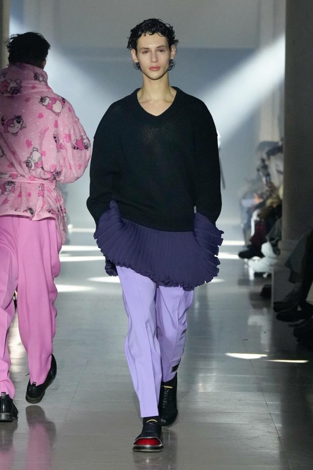 В Doublet усложняют повседневный образ с помощью комбо пастельно-лиловых брюк и плиссированной юбки из ежевичного трикотажа